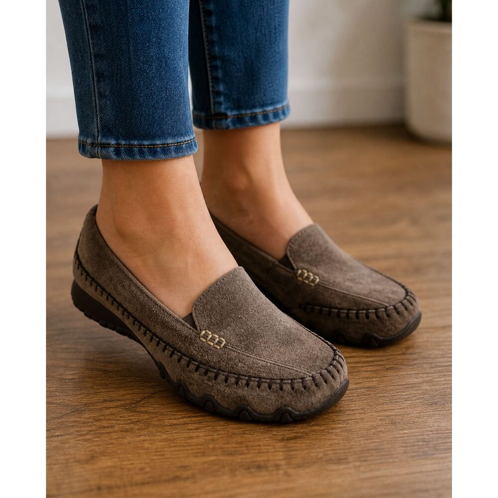 SKECHERS Relaxed Fit Memory Foam 8.5 Women's Slip-On Moccasins Shoes